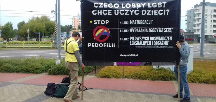 Kontrowersyjna akcja przed elblskim centrum handlowym. To troska o bezpieczestwo dzieci czy ju homofobia?