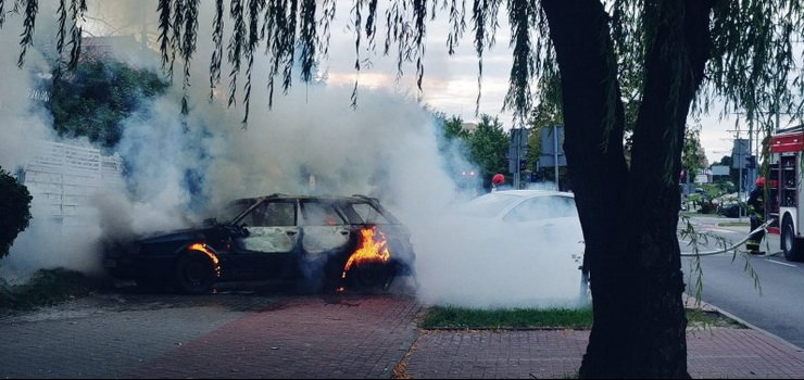 Poar samochodu osobowego na skrzyowaniu ul. Oglnej z Konopnick