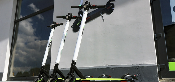 Wjechał hulajnogą pod samochód. Policjanci apelują o rozwagę