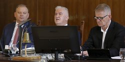 Sesja z kampani� wyborcz� w tle. Radni zaapelowali do premiera o rekompensat�
