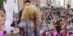 Zobacz, jak elbl��anie bawili si� podczas wizyty Magdy Gessler w Elbl�gu i koncertu Pauli (film)