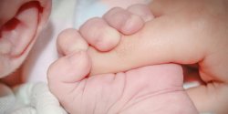 Ta sprawa wstrz�sn�a Elbl�giem. Kiedy podejrzany o brutalne pobicie 3-miesi�cznego syna stanie przed s�dem?