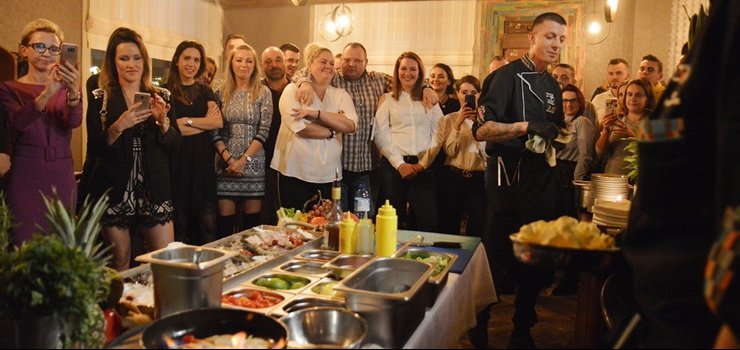 Pracowa dla Magdy Gessler, teraz gotuje w Elblgu! Antoni Mazurek nowym szefem kuchni Zmysw!