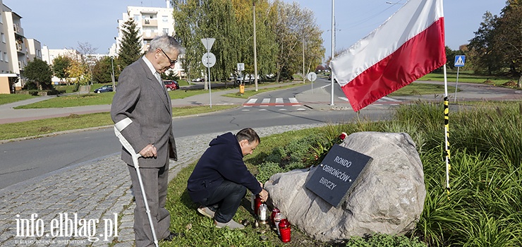 Upamitnili obrocw Birczy. Zapony znicze na rondzie przy ul. Legionw