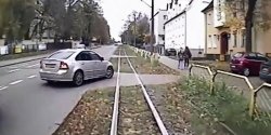 Zderzy� si� z tramwajem i odjecha�