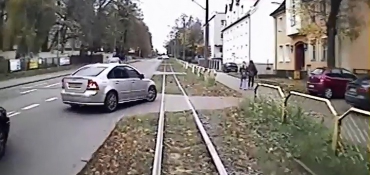 Zderzy si z tramwajem i odjecha