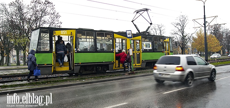 Al. Grunwaldzka: Kiedy przystanki wrócą na swoje miejsce? Z tymczasowych korzystamy już od kilku miesięcy