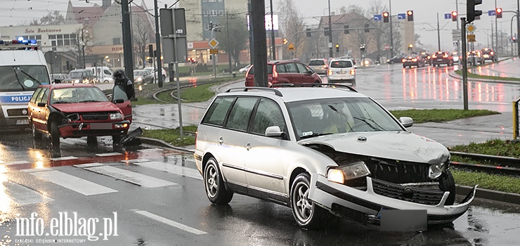 Płk. Dąbka/Królewiecka: Wjechał na czerwonym świetle i doprowadził do kolizji