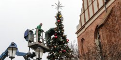 Na Star�wce stan�o bo�onarodzeniowe drzewko