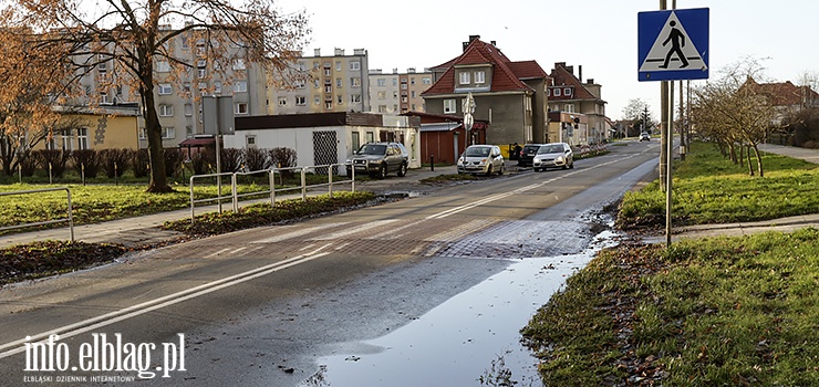 "Dwa przejcia dla pieszych s zalane wod i nie mona ich normalnie pokona"