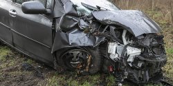 Jelenia Dolina: Straci� panowanie nad autem. Toyota uderzy�a w drzewo