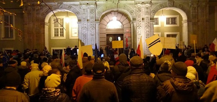 "Projektowane zmiany niszczą niezależność sędziowską". Protest w Elblągu w obronie wolnych sądów
