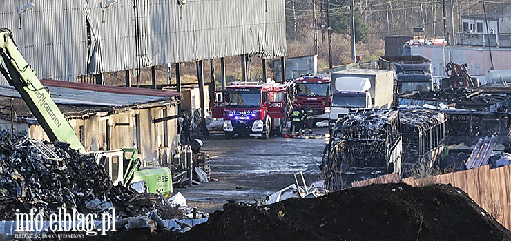 Dbowa: Poar na zomowisku. Zapaliy si wraki autobusw