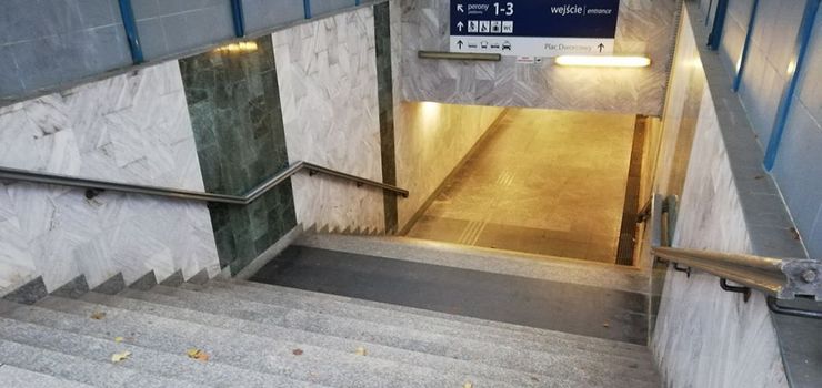 To przejście dla rodziców z wózkami i rowerzystów jest wyzwaniem. PKP zapowiada zmiany