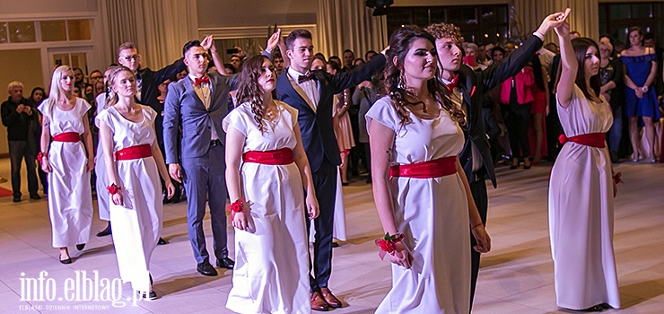 "Są takie noce od innych łaskawsze". Bal ZSG rozpoczął sezon studniówkowy w Elblągu