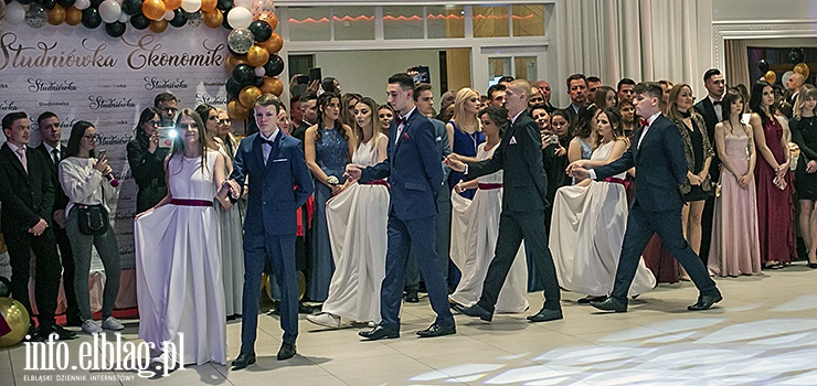 „To dzień zabawy, zapomnienia o nauce”. Zobacz, jak na Studniówce bawili się maturzyści ZSEiO