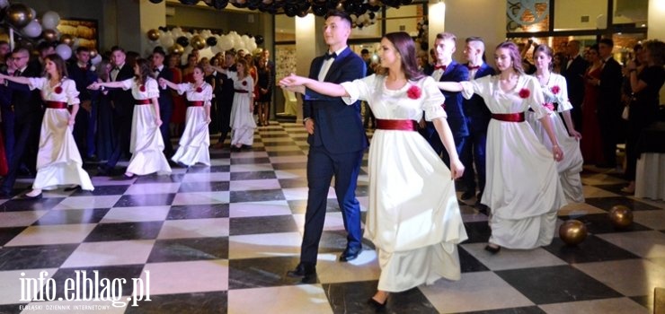 „Dzisiaj jednak odłóżmy na bok wszelkie troski”. Zobacz Studniówkę IV LO