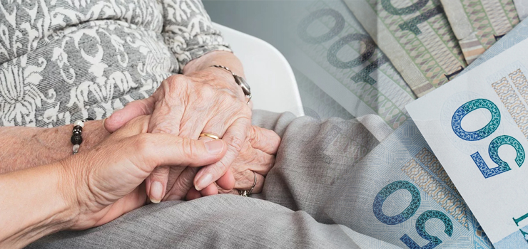 90-letni kobieta przekazała oszustom 8 tysięcy złotych