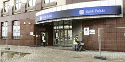 Teatralna: Bank "ogrodzi� si�" barierkami. Od miesi�cy chodnik jest zablokowany, kiedy to si� zmieni, pyta Czytelnik
