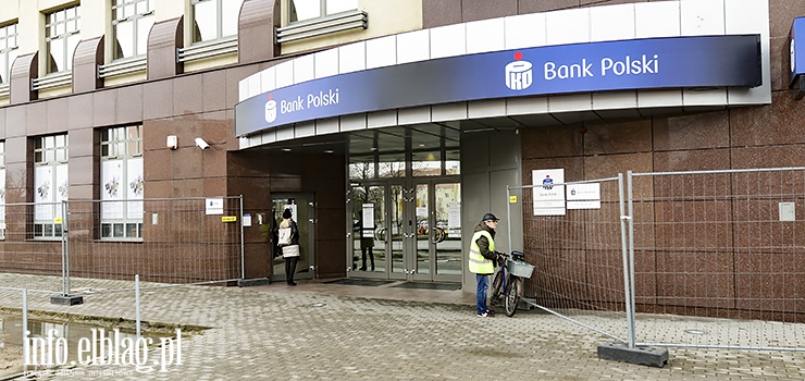 Teatralna: Bank "ogrodził się" barierkami. Od miesięcy chodnik jest zablokowany, kiedy to się zmieni, pyta Czytelnik