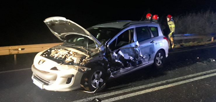 Niebezpieczny piątkowy wieczór na DK22. Zderzenie dwóch pojazdów osobowych