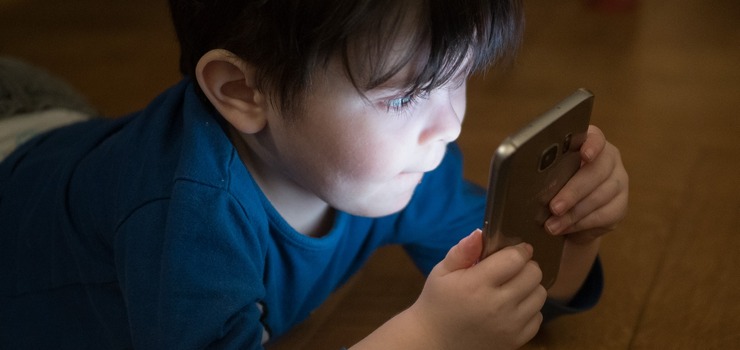 Będzie zakaz używania telefonów w szkołach? Nie tędy droga, mówią rodzice