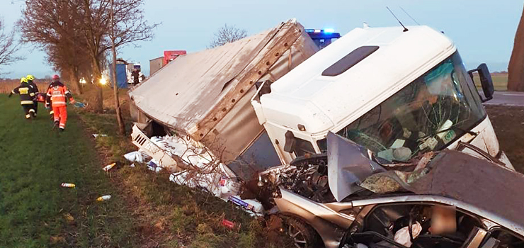 Czoowe zderzenie ciarwki z mercedesem na DK22