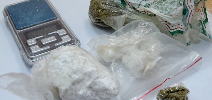 Policjanci zatrzymali dilera narkotykowego. W pokoju hotelowym znaleźli narkotyki