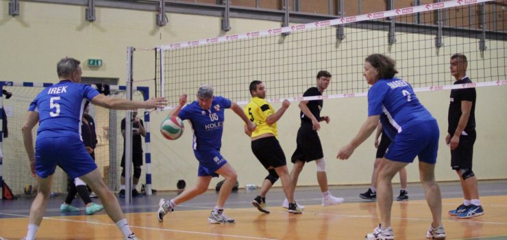 Faworyci punktuj w siatkarskiej lidze MOSiR