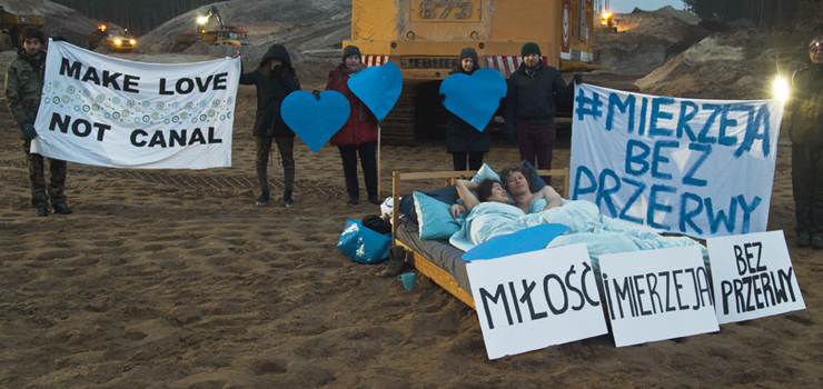 Protest na Mierzei. W miejscu Przekopu para położyła się... nago w łóżku