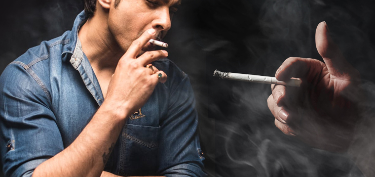 Dlaczego przerwy na "dymka" w pracy irytują niepalących?