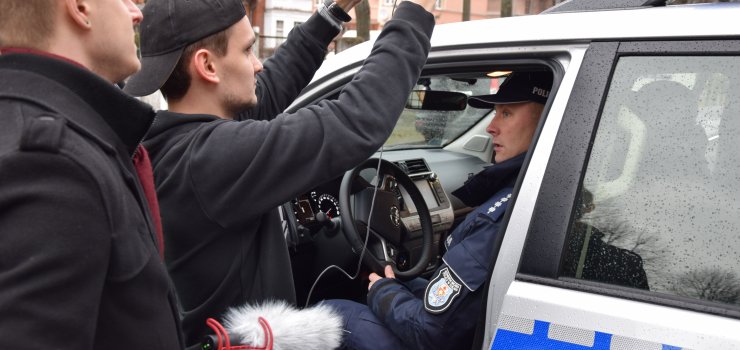 ciszy radio samochodu gdy zbliysz si do pojazdu uprzywilejowanego. Powstanie nowa aplikacja