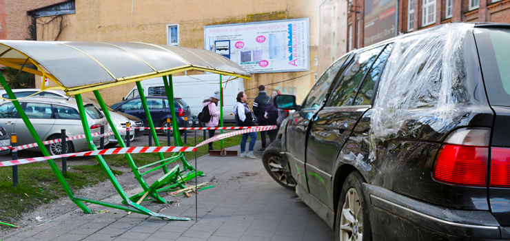 Wjechał w przystanek i uciekł