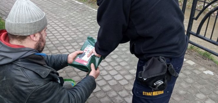 Straż Miejska rozdaje bezdomnym pakiety żywieniowe przekazane przez Miejskie Centrum Zarządzania Kryzysowego