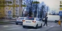 Policja kontroluje okolice przej�� dla pieszych. Zobacz film