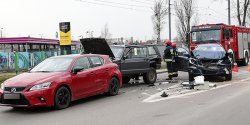 Al. Grunwaldzka: Kolizja trzech samochod�w osobowych
