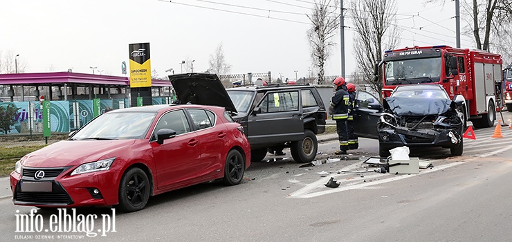 Al. Grunwaldzka: Kolizja trzech samochodów osobowych