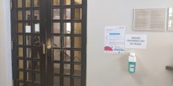 Dozowniki z p�ynem dezynfekuj�cym do r�k w Urz�dzie Miejskim