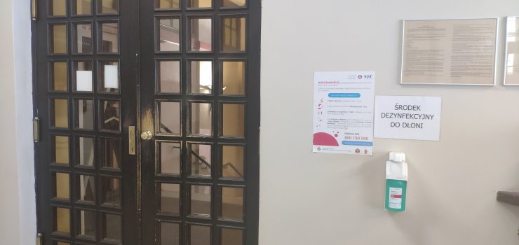 Dozowniki z płynem dezynfekującym do rąk w Urzędzie Miejskim