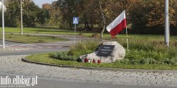 "Komu� strasznie przeszkadza flaga w tym miejscu". Rondo Obro�c�w Birczy zn�w "odwiedzili" chuligani