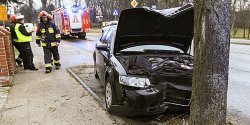 Uderzy� audi w drzewo, dwie osoby w szpitalu