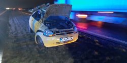Ford Ka kierowany przez kobiet „dachowa” na sidemce