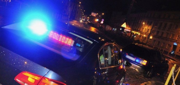 Jechał pijany rowerem i wpadł na samochód. Dogonił go świadek