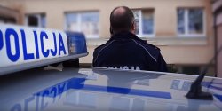 Policjanci sprawdzaj� czy mieszka�cy stosuj� si� do zalece�