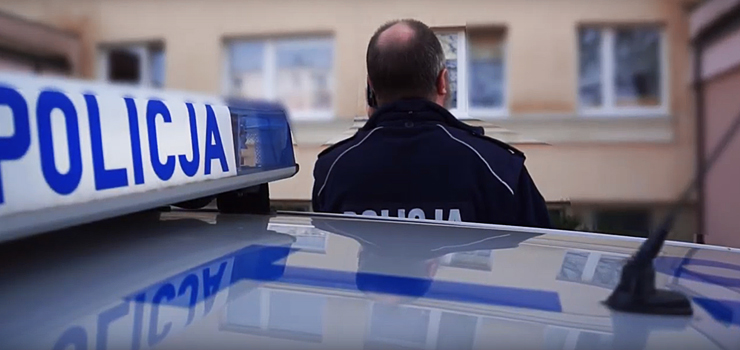 Policjanci sprawdzają czy mieszkańcy stosują się do zaleceń