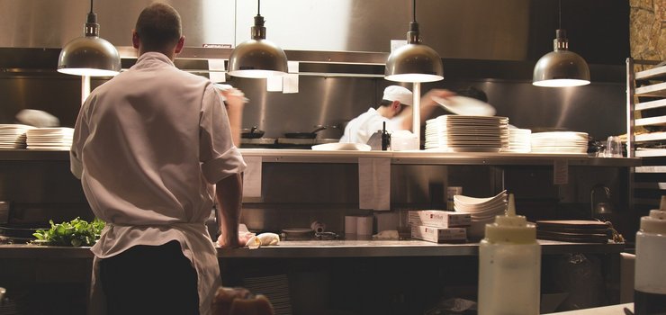 "Sytuacja jest krytyczna". Restauratorzy starają się przetrwać, nadal jednak stać ich na wspaniałe gesty