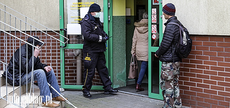 Przed MOPS-em ustawiaj si kolejki. "Prosimy o pilne zakadanie kont"