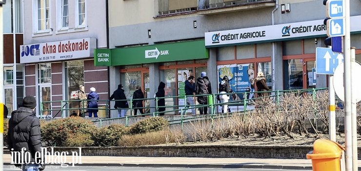 Zobacz, jak wyglądają ulice Elbląga. "Kolejki tworzą się szczególnie przed bankami i aptekami"