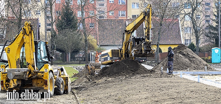  Trwa przebudowa trzech boisk wielofunkcyjnych. Koszt inwestycji to 1,7 mln z