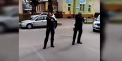 Taniec policjantów podczas kontroli kwarantanny - zobacz film